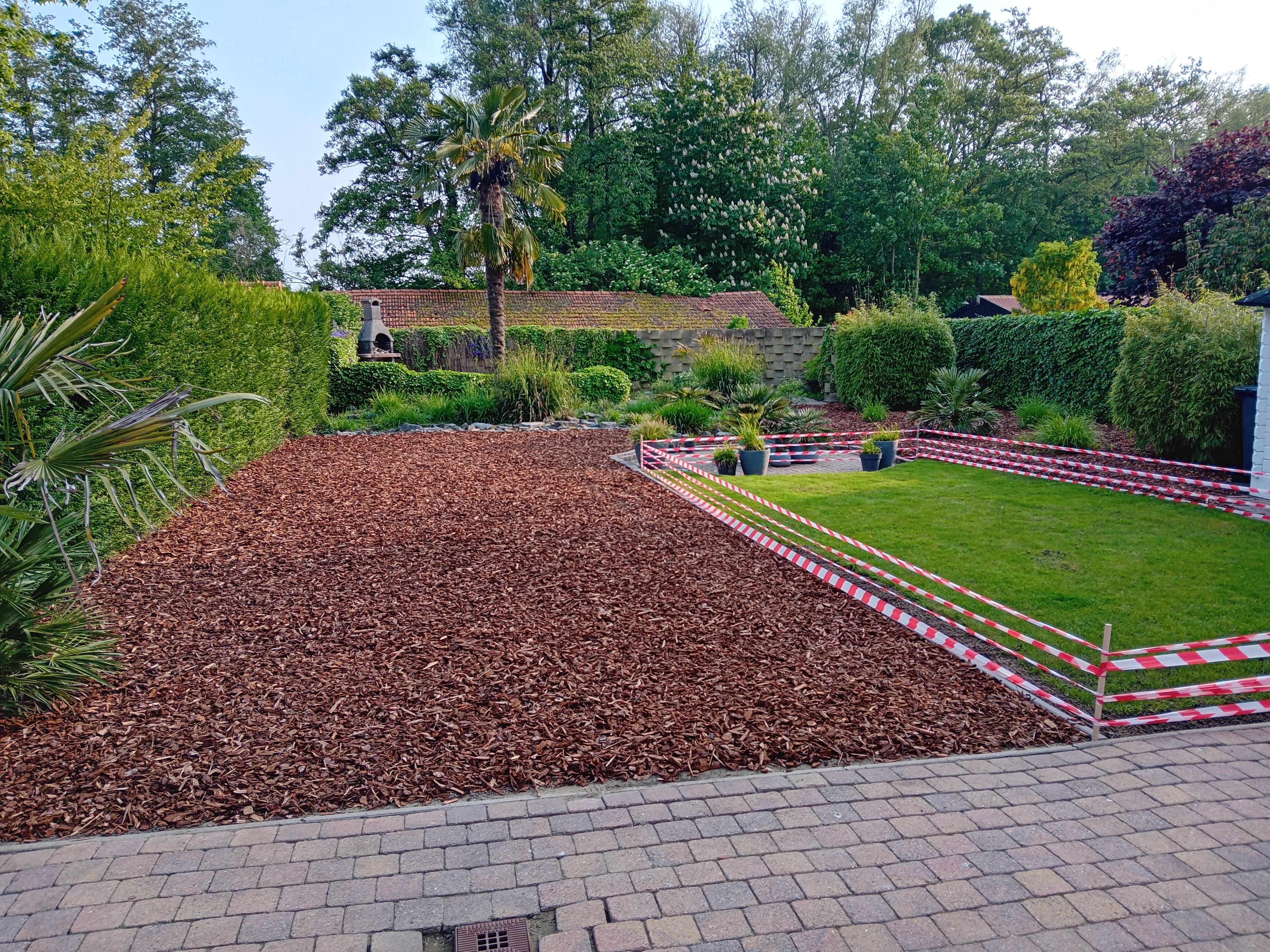 Tuin met boomschors en gras